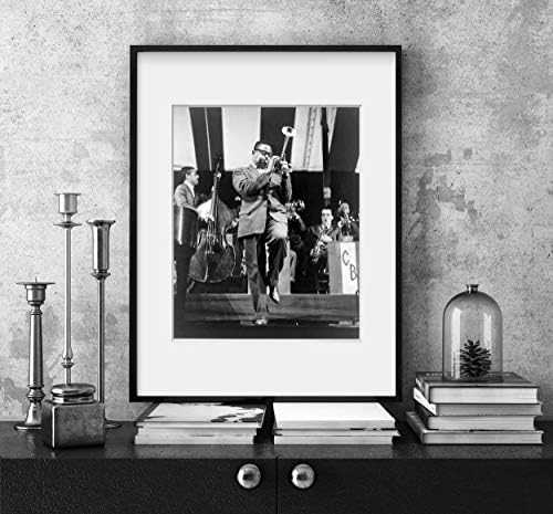 БЕЗКРАЙНИ СНИМКИ Снимка: Джазмен Дизи Гилеспи, свири на валторне на сцената през 1957 г.