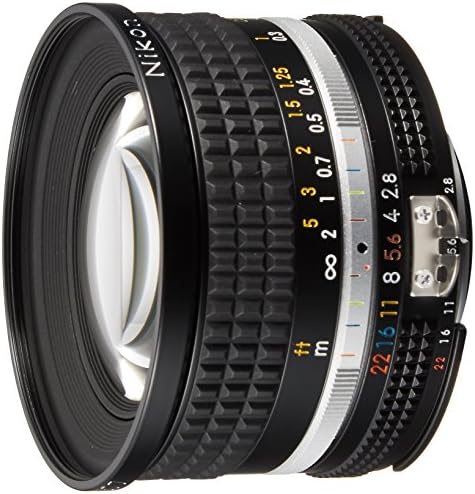 Однофокусный обектив Nikon AI 20 f / 2.8 S в реален размер, съответстващ на