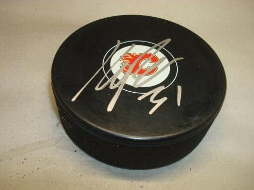 Кари Рамо подписа хокей шайба Калгари Флеймс с автограф 1А - за Миене на НХЛ с автограф