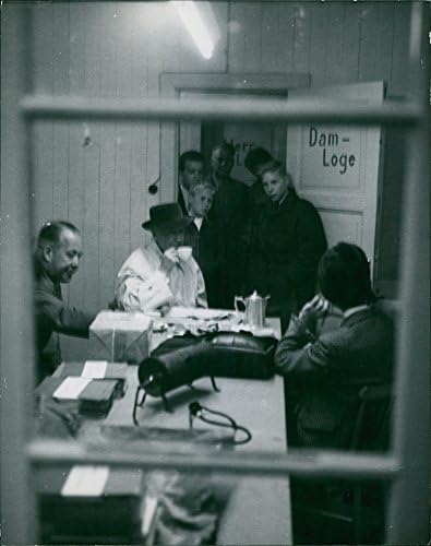 Реколта снимка на Морис Шевалие, пие чай с мъжете.