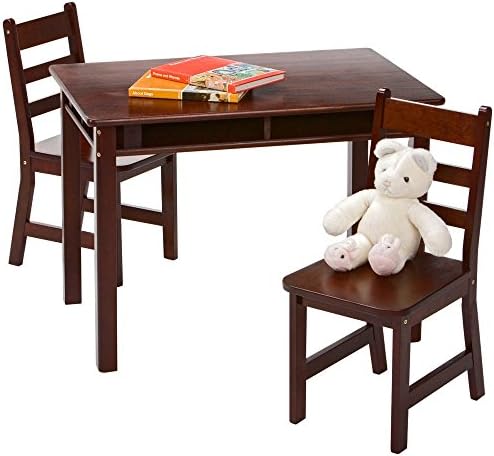 Детска правоъгълна масичка Lipper International с рафтове и 2 стола, Декорация от орехово дърво